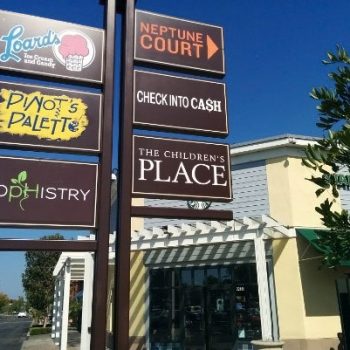 Outdoor directional signage for shopping center