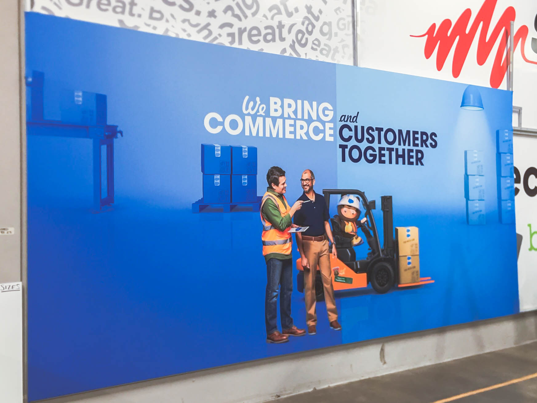 Dynamic advertisement logo uniting commerce and customers