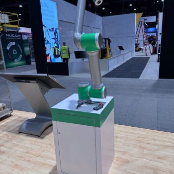 Freestanding tradeshow display with robotic arm and touchscreen kiosk in Chicago Downtown.