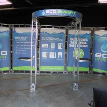 Curved fabric tradeshow display with aluminum frame and overhead banner in Chicago Downtown.