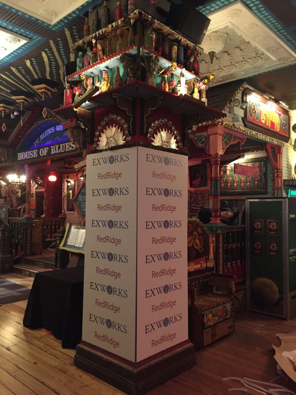 Indoor pillar wrap signage with printed vinyl in a decorative venue in Chicago Downtown.