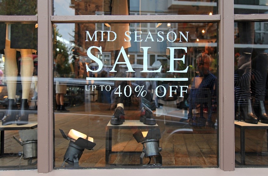 Vinyl lettering promoting shoe store's mid season sale
