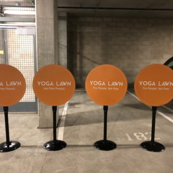 No pets sign for yoga lawn