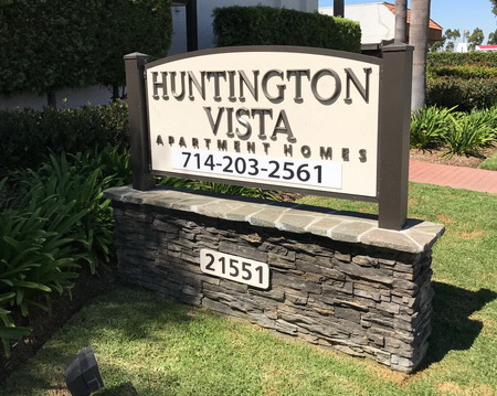 Huntington Vista Apartments outdoor sign