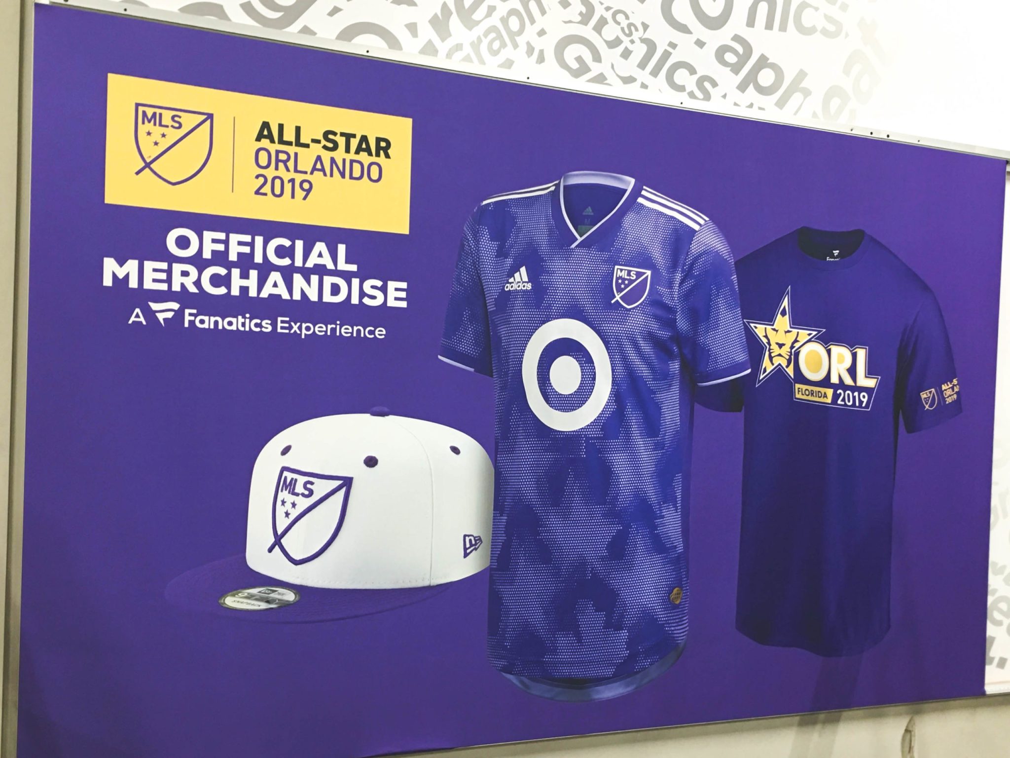 Active shirt with logo, official merchandise sign