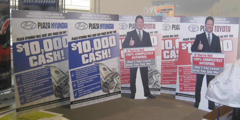 Plaza Hyundai POP displays