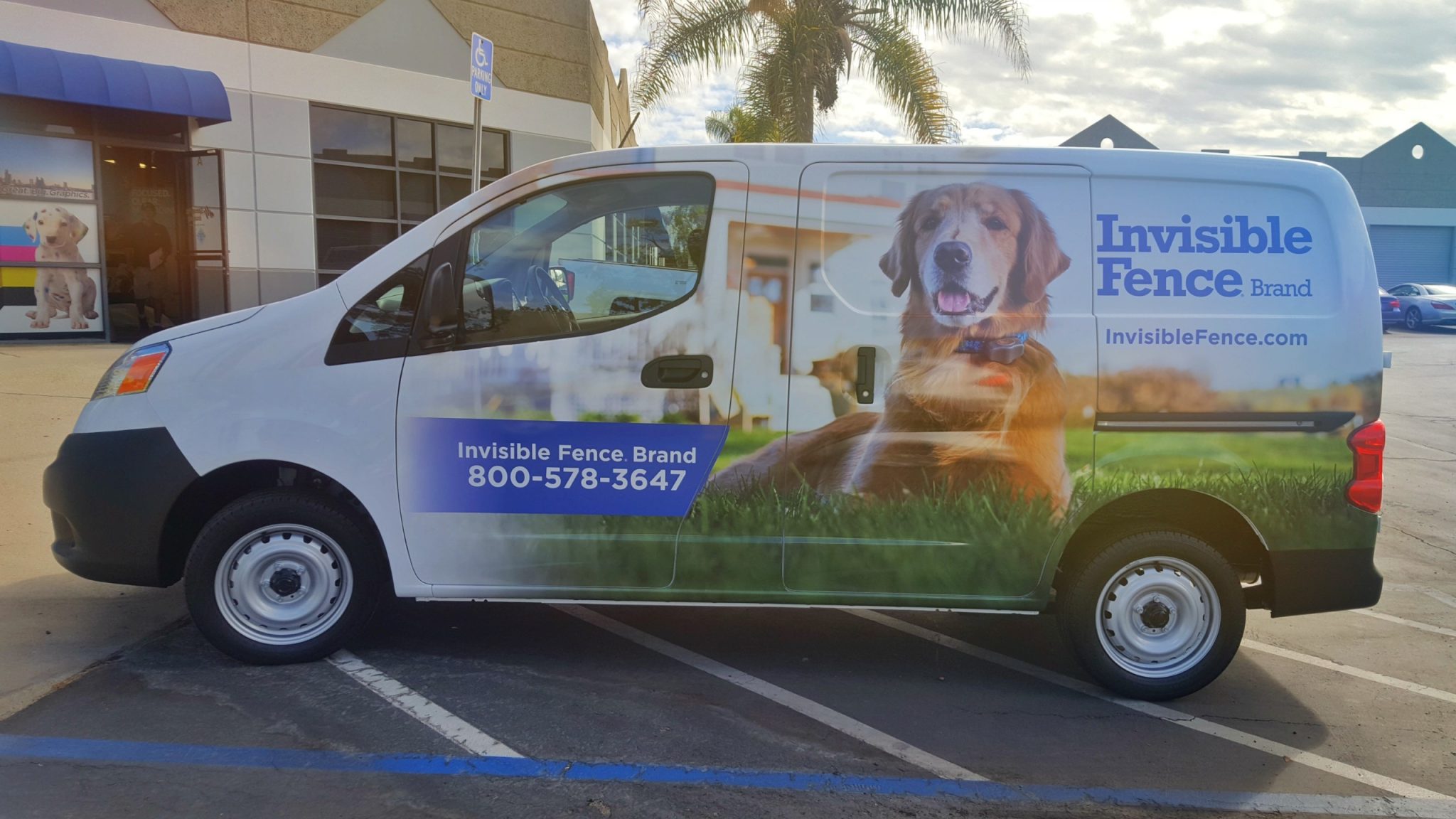 Commercial motor vehicle with advertising wrap