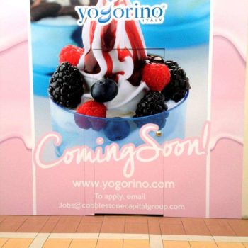 Wall mural stating that Yogorino Italy is opening at that location soon