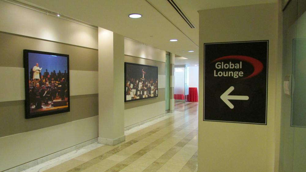 A sign directing guests to where a lounge is located.