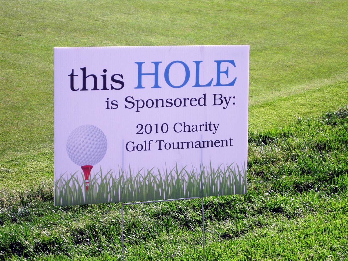 Image of a yard sign for a golf tournament event.