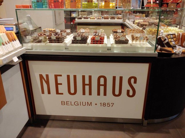 Neuhaus counter signage