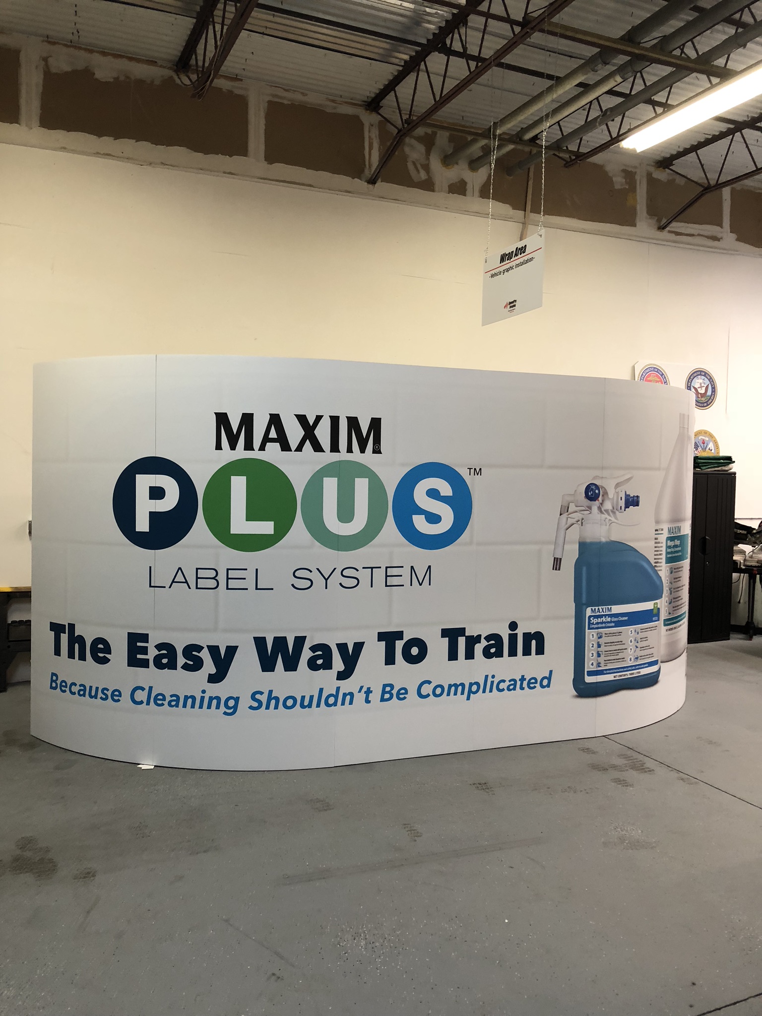 maxim plus label system curved banner