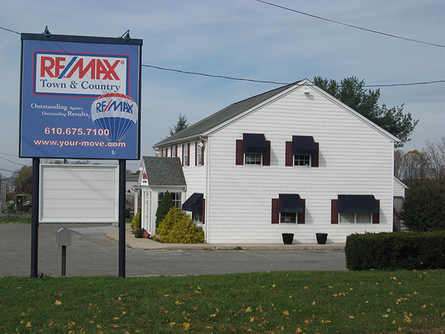 A sign for a Remax reality business.
